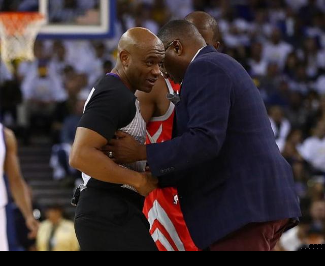  法兰克福主教练赛后批评裁判判罚引发争议  